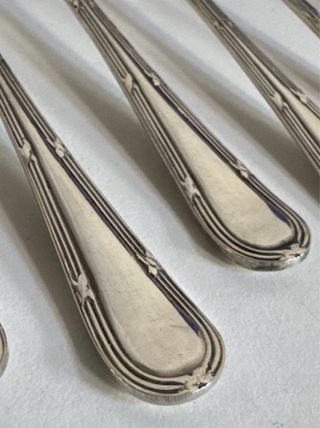 Tenedores de metal plateado con estuche