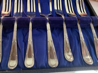 Tenedores de metal plateado con estuche