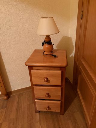 Cabeceros de pino, mesillas y mesa de estudio