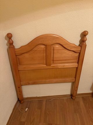 Cabeceros de pino, mesillas y mesa de estudio