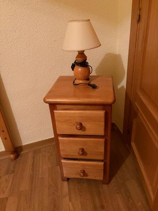 Cabeceros de pino, mesillas y mesa de estudio