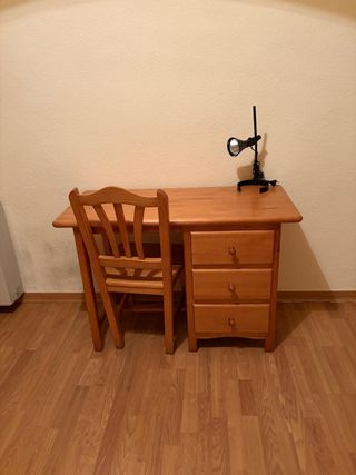 Cabeceros de pino, mesillas y mesa de estudio