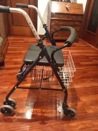 Andador con asiento y cesta