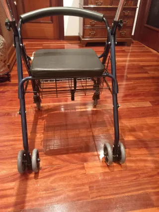 Andador con asiento y cesta