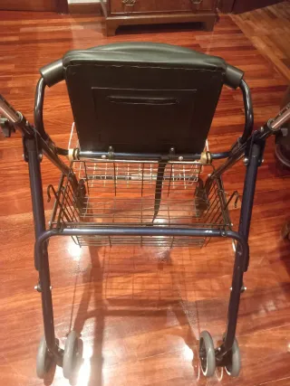 Andador con asiento y cesta