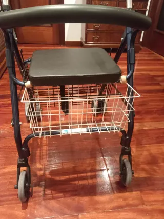 Andador con asiento y cesta