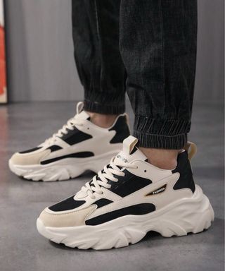 Zapatillas deportivas negras y blancas