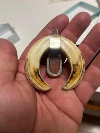 Colgante Amoladera Jabalí y Piedra Sol original de