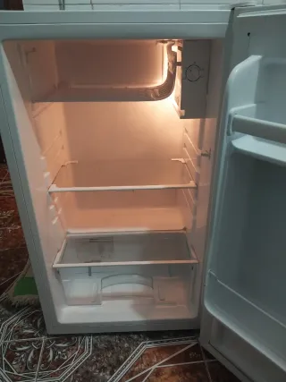 Nevera pequeña blanca