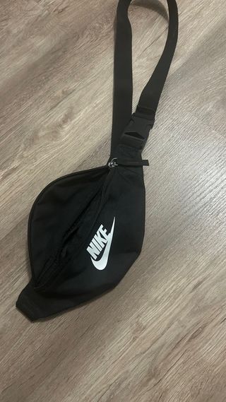 Riñonera Nike Negra
