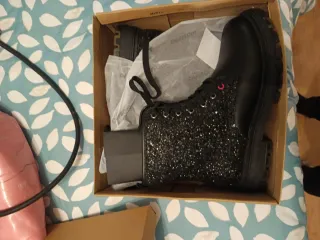 Botas negras con brillo