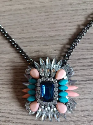 Colgante llamativo con piedras multicolor