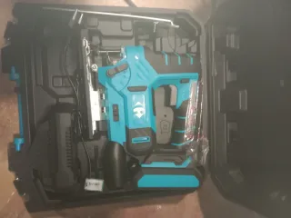 Sierra 20v con batería, cargador y maletín