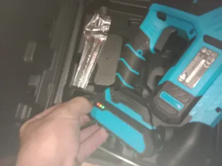 Sierra 20v con batería, cargador y maletín