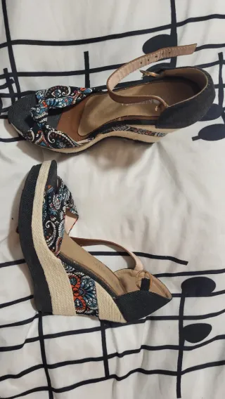 Sandalias de cuña con estampado paisley