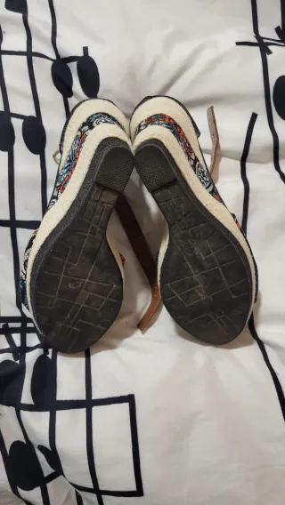 Sandalias de cuña con estampado paisley