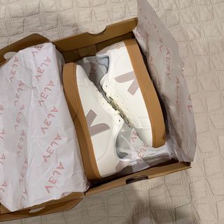 Tênis Veja Feminino Branco e Bege