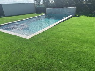 Instalación profesional de césped artificial