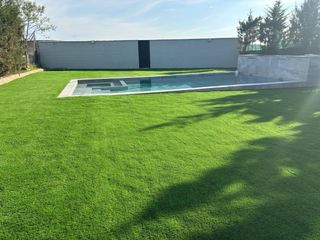 Instalación profesional de césped artificial