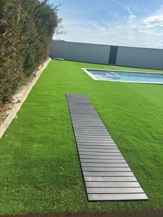 Instalación profesional de césped artificial