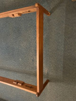 Estructura de cama de madera y mimbre