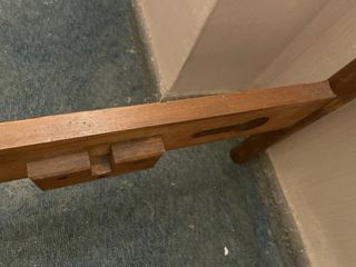 Estructura de cama de madera y mimbre