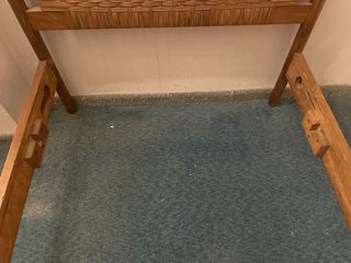 Estructura de cama de madera y mimbre