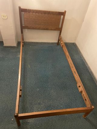 Estructura de cama de madera y mimbre