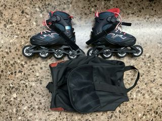 Patines en línea y protecciones.