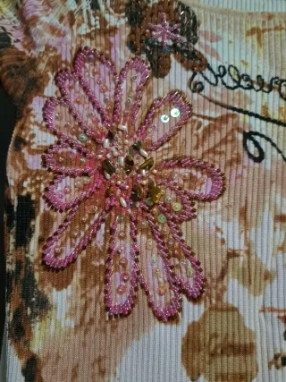 Camiseta pedrería floral talla L