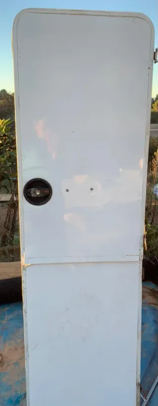Puerta de caravana blanca
