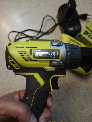 Taladro Ryobi 18V con cargador y batería