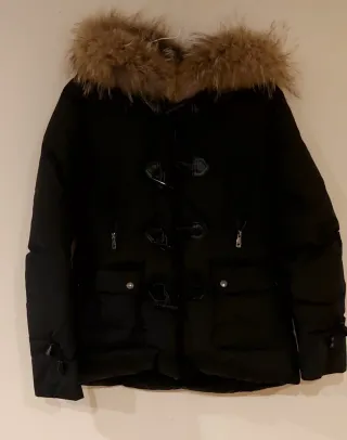 Abrigo negro con capucha y pelo