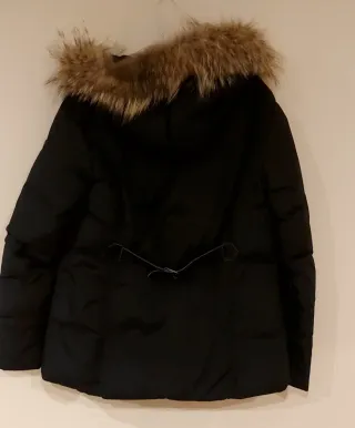 Abrigo negro con capucha y pelo