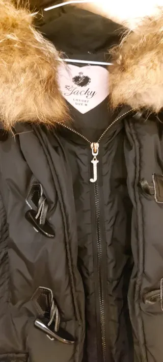 Abrigo negro con capucha y pelo