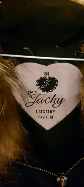 Abrigo negro con capucha y pelo