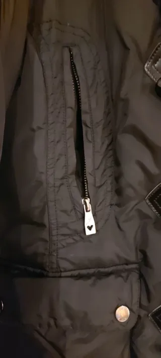 Abrigo negro con capucha y pelo