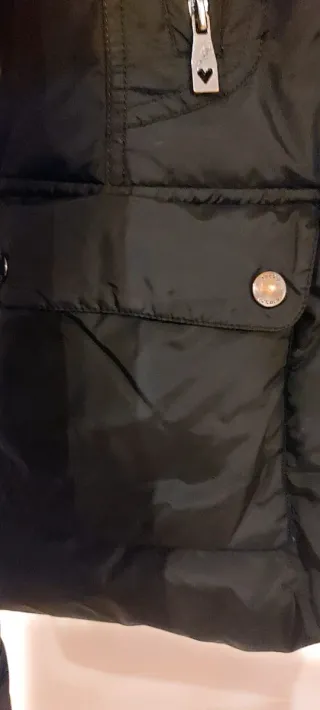 Abrigo negro con capucha y pelo