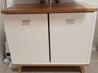 Mueble de baño blanco y madera