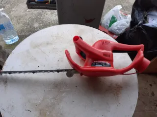 Cortasetos eléctrico rojo