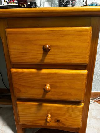 Escritorio de madera y plástico