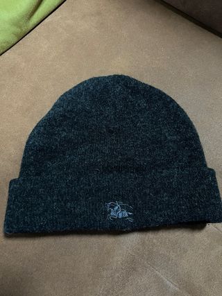 Gorro Burberry (con pequeños agujeros)