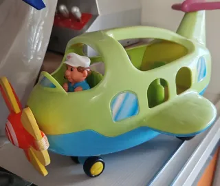 Avión de juguete con piloto