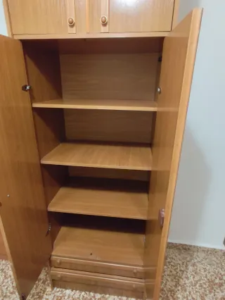 Armario de madera con espejo