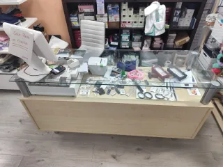 Mostrador tienda madera y cristal