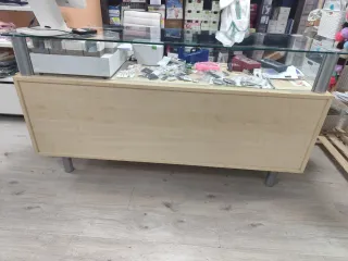 Mostrador tienda madera y cristal