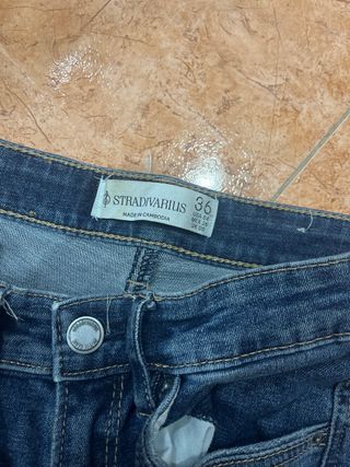 Vaqueros campana Stradivarius azul oscuro