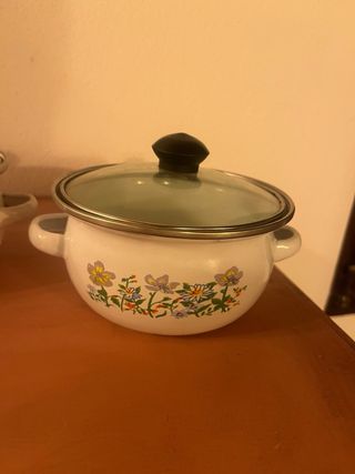 2 cazos pequeños decorados