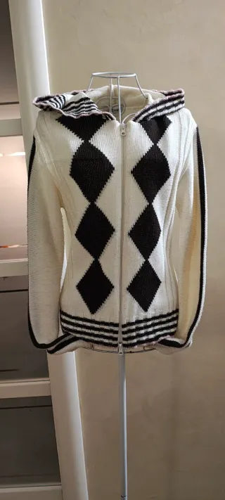 Maglioncino con cappuccio fantasia rombi