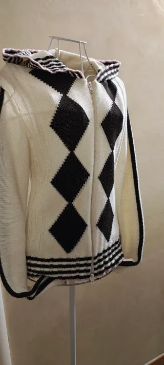 Maglioncino con cappuccio fantasia rombi